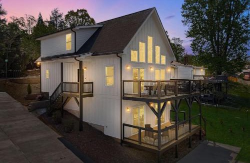 Kenilworth Casa | New Beautiful Home with Mtn Views, 2 Decks, Walk to Biltmore Village