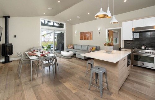 Bend Casa | NEW BEND HOME ~ great for groups ~ resort pool ~ concert shuttle ~ W/D ~ 🐶