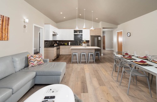 Bend Casa | NEW BEND HOME ~ great for groups ~ resort pool ~ concert shuttle ~ W/D ~ 🐶