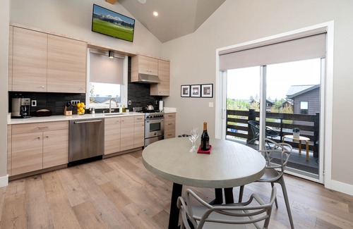 Bend Casa | NEW BEND HOME ~ great for groups ~ resort pool ~ concert shuttle ~ W/D ~ 🐶
