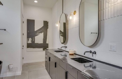 Katie Hill Neighborhood Casa | NEW - BEST SKYLINE Nashville MODERN Home. 5 min to DT