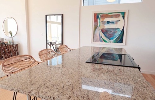 Katie Hill Neighborhood Casa | NEW - BEST SKYLINE Nashville MODERN Home. 5 min to DT