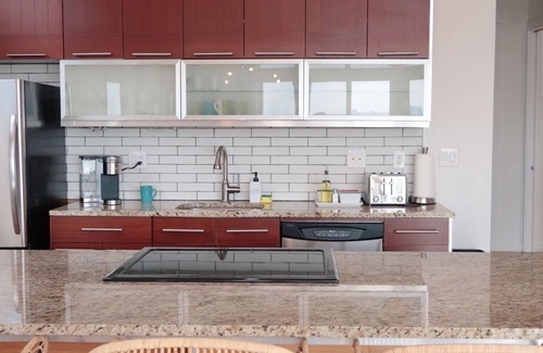 Katie Hill Neighborhood Casa | NEW - BEST SKYLINE Nashville MODERN Home. 5 min to DT