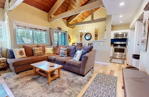Majestic Pines Condominio | NEW! Bigwood #30 2-Bedroom Condo with Pool and Golf course view