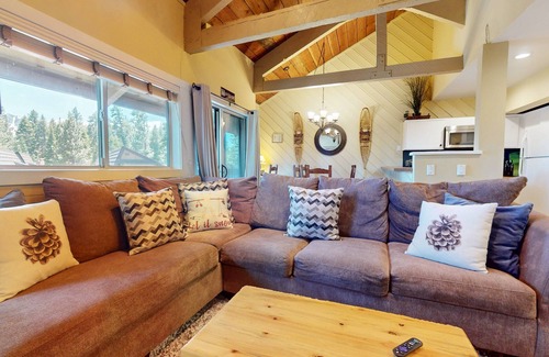 Majestic Pines Condominio | NEW! Bigwood #30 2-Bedroom Condo with Pool and Golf course view