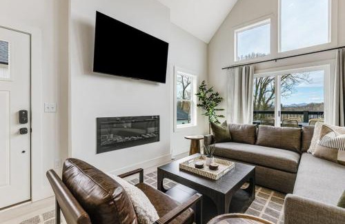 Kenilworth Casa | New Biltmore Village 5 Bedroom Home, 2 Decks, Mtn Views
