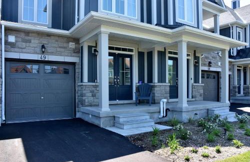 The Blue Mountains Casa | New Blue Mountain Village Snowbridge Executive Townhome Sleeps 10 with Outdoor Pool and Shuttle