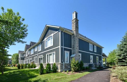 The Blue Mountains Casa | New Blue Mountain Village Snowbridge Executive Townhome Sleeps 10 with Outdoor Pool and Shuttle