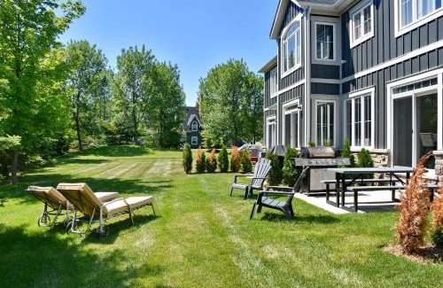 The Blue Mountains Casa | New Blue Mountain Village Snowbridge Executive Townhome Sleeps 10 with Outdoor Pool and Shuttle
