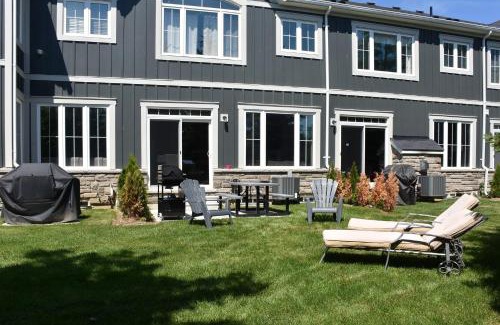 The Blue Mountains Casa | New Blue Mountain Village Snowbridge Executive Townhome Sleeps 10 with Outdoor Pool and Shuttle