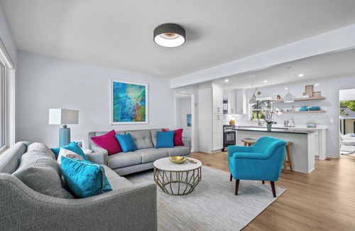 Wilmington Casa | NEW!!Blue Pelican Getaway!Pet friendly, fenced in back yard! Sleeps 8 by beach!