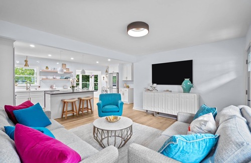 Wilmington Casa | NEW!!Blue Pelican Getaway!Pet friendly, fenced in back yard! Sleeps 8 by beach!