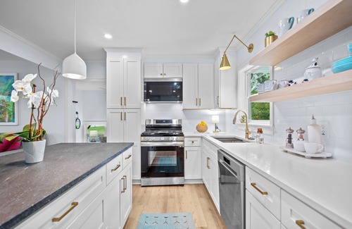 Wilmington Casa | NEW!!Blue Pelican Getaway!Pet friendly, fenced in back yard! Sleeps 8 by beach!