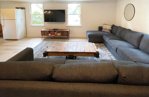 Littleton Cabaña | NEW BOATHOUSE! 5Br + Flat 1 Acre Lakefront + Kayaks + Shuffleboard + Firepit