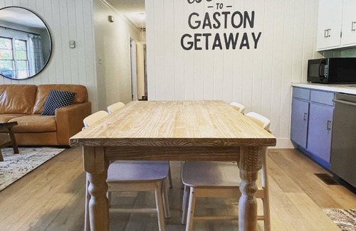 Littleton Cabaña | NEW BOATHOUSE! 5Br + Flat 1 Acre Lakefront + Kayaks + Shuffleboard + Firepit