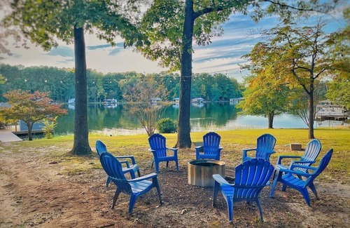 Littleton Cabaña | NEW BOATHOUSE! 5Br + Flat 1 Acre Lakefront + Kayaks + Shuffleboard + Firepit