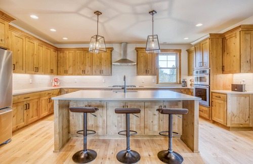 Powell Butte Casa | New Brasada Ranch Construction, Gourmet Kitchen, Deck, Fireplace and King Suite