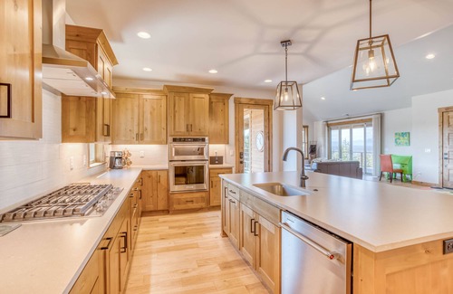 Powell Butte Casa | New Brasada Ranch Construction, Gourmet Kitchen, Deck, Fireplace and King Suite