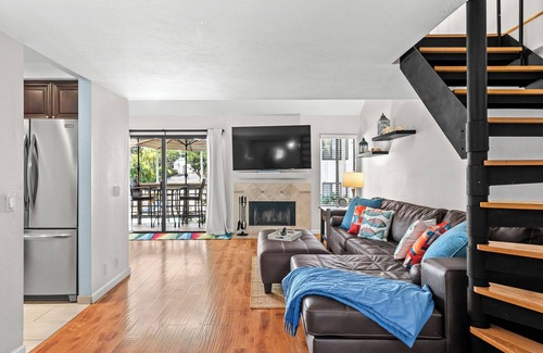 Solana Beach Condominio | New! Bright 1 Bed with Loft in The Heart of Solana Beach