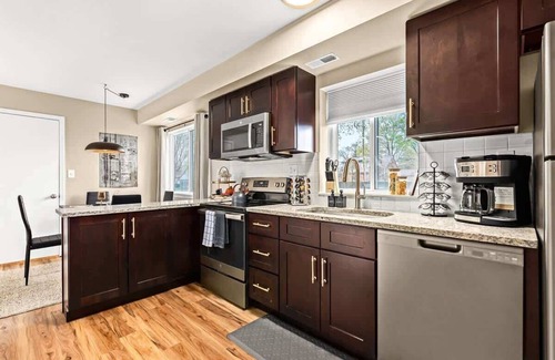 Roseville Apartamento | New! Bright & Cozy 1BR Flat with Double Recliners