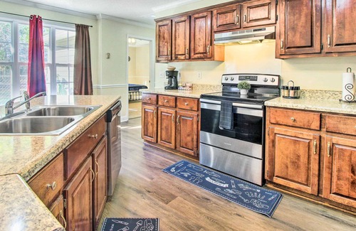Hinesville Casa | NEW! Bright Hinesville Home w/ Yard: Pet Friendly!