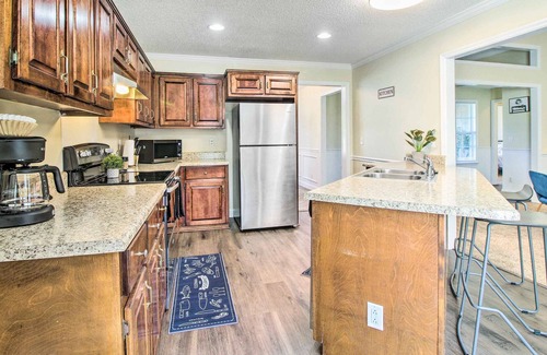 Hinesville Casa | NEW! Bright Hinesville Home w/ Yard: Pet Friendly!