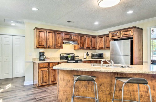 Hinesville Casa | NEW! Bright Hinesville Home w/ Yard: Pet Friendly!