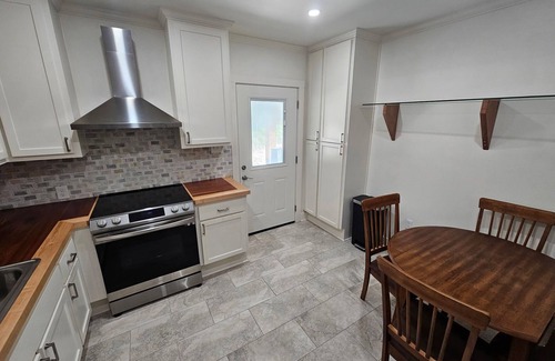 Denham Springs Apartamento | New build 1 bed apartment with full size bathroom and kitchen.