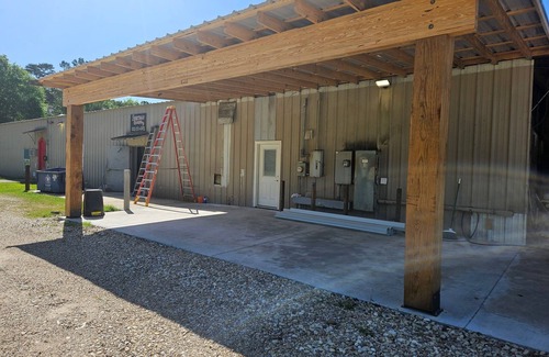 Denham Springs Apartamento | New build 1 bed apartment with full size bathroom and kitchen.