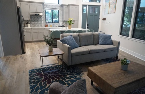 Live Oak Casa | New Build, 1-bedroom house with AC full-kitchen nestled in redwoods 5 M to beach