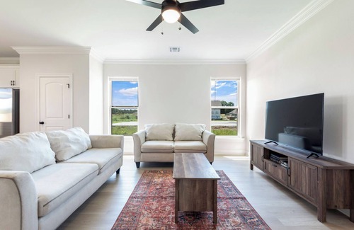 Sunshine Casa | New build 4 bedroom short drive to downtown and LSU