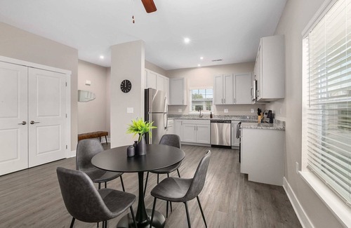 Grandville Condominio | New Build 4BR 4BA Two Condo w Patio and Garage