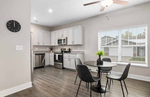 Grandville Condominio | New Build 4BR 4BA Two Condo w Patio and Garage