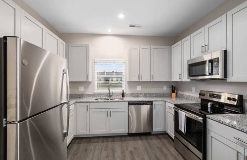 Grandville Condominio | New Build 4BR 4BA Two Condo w Patio and Garage