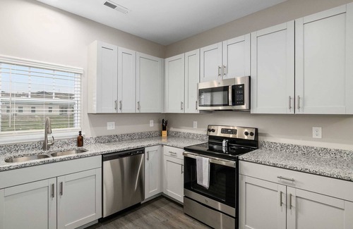 Grandville Condominio | New Build 4BR 4BA Two Condo w Patio and Garage