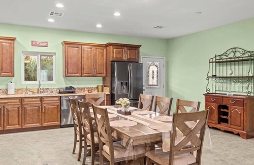 Sunrise Manor Casa | New Build Gem Near to Everything