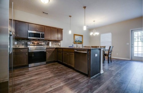 Hinesville Casa | New Build Home, Large Family 3 min to Ft Stewart