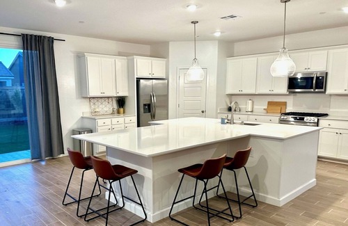 Clovis Casa | New Build, Modern Boho Chic Style- 2700 SF, 4B/3Ba