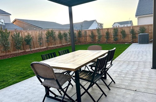Clovis Casa | New Build, Modern Boho Chic Style- 2700 SF, 4B/3Ba
