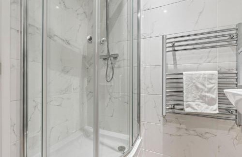The Westside Apartamento | NEW BUILD - Modern Lux Broad St City Centre 2 Bedroom Apt, 2 Bathroom - Birmingham City Centre - Smart TVs with Netflix - Long Stays Allowed - 5 mins walk to Brindley Place, 1 min to Broad Streets Bars and Restaurants