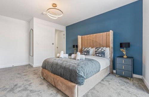 The Westside Apartamento | NEW BUILD - Modern Lux Broad St City Centre 2 Bedroom Apt, 2 Bathroom - Birmingham City Centre - Smart TVs with Netflix - Long Stays Allowed - 5 mins walk to Brindley Place, 1 min to Broad Streets Bars and Restaurants