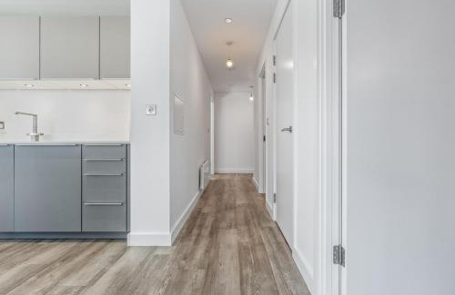 The Westside Apartamento | NEW BUILD - Modern Lux Broad St City Centre 2 Bedroom Apt, 2 Bathroom - Birmingham City Centre - Smart TVs with Netflix - Long Stays Allowed - 5 mins walk to Brindley Place, 1 min to Broad Streets Bars and Restaurants