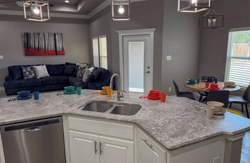 Amistad National Recreational Area Casa | NEW BUILD: Pool-Table, Ping-Ping, Arcade Machines, Office. A TOUCH OF COLOR.