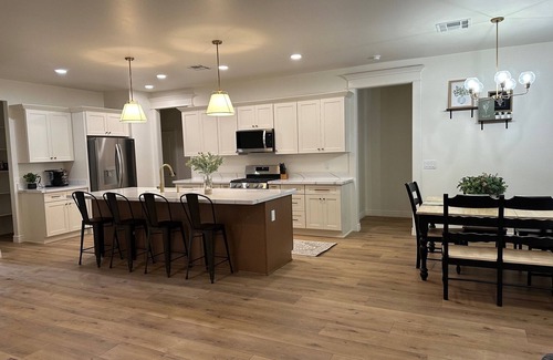 Thatcher Casa | NEW BUILD Spacious 4-bedroom house with great location- sleeps 10