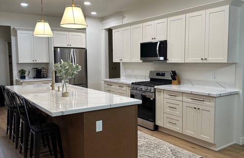 Thatcher Casa | NEW BUILD Spacious 4-bedroom house with great location- sleeps 10