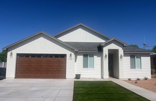 Thatcher Casa | NEW BUILD Spacious 4-bedroom house with great location- sleeps 10