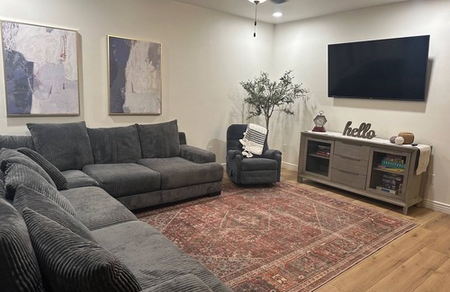 Thatcher Casa | NEW BUILD Spacious 4-bedroom house with great location- sleeps 10