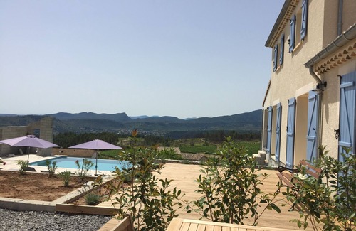 Chambonas Villa | Villa de nueva construcción con piscina desbordante y vista única.