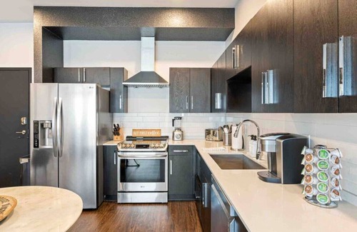 Eighth Avenue Apartamento | New Build w Pool/Walk to Broadway!