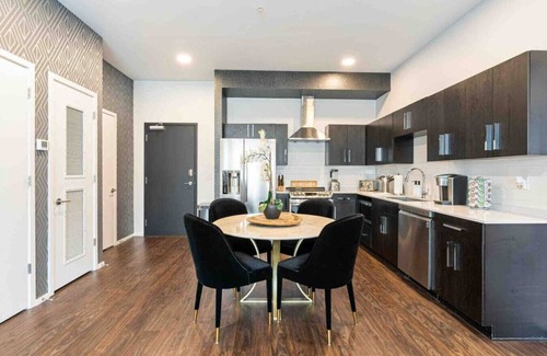Eighth Avenue Apartamento | New Build w Pool/Walk to Broadway!
